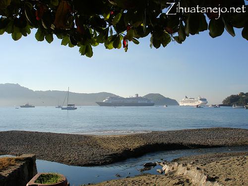 2 cruise ships in Zihuatanejo Bay 28 NOV 07 2 cruise ships in Zihuatanejo Bay 28 NOV 07
