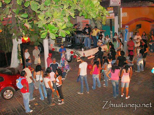 Grupo rockero - Zihuatanejo Carnaval 2008 Grupo rockero - Zihuatanejo Carnaval 2008