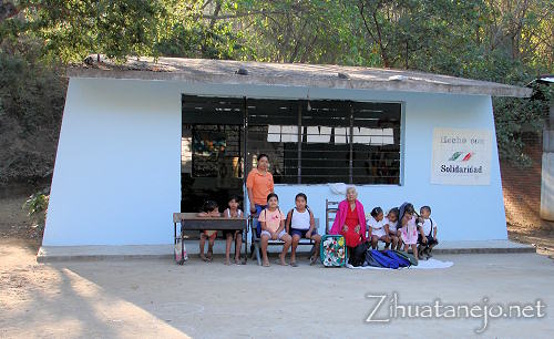 La maestra, los estudiantes y doña Cari con donativos frente a la escuela de Mata de Sandía La maestra, los estudiantes y doña Cari con donativos frente a la escuela de Mata de Sandía