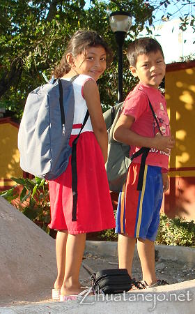 Niña y niño con útiles escolares donados Niña y niño con útiles escolares donados
